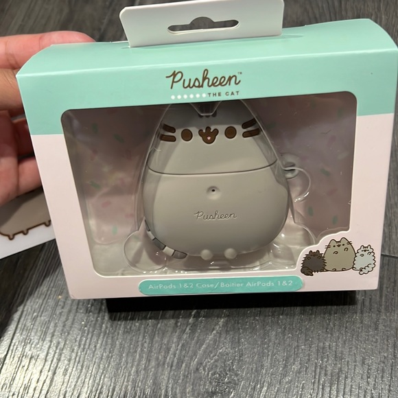 Pusheen AirPods 1/2 case - Picture 3 of 11